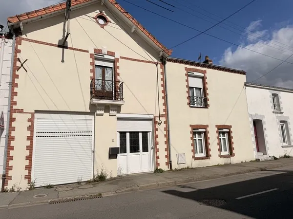 EXCLUSIVITE ! A VENDRE DANS LE BOURG DE BOUAYE - MAISON FAMI