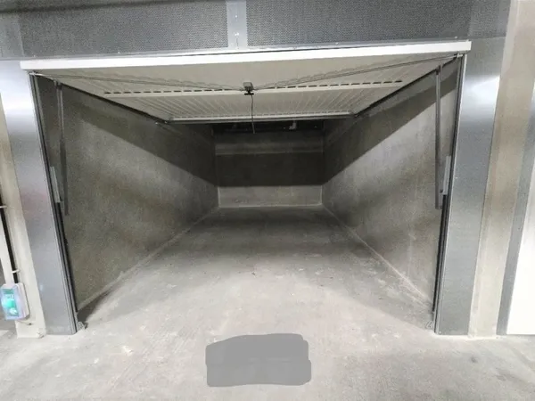 GRAND GARAGE BOX SECURISÉ19M2 CENTRE DE ST-ANDRÉ-DE-LA-ROCHE