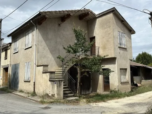 Maison de ville avec garage et jardin à rénover .