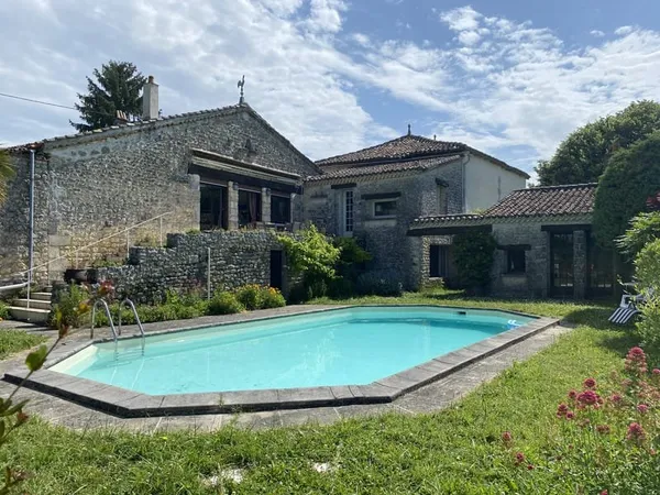 9KM DU PLATEAU D'ANGOULEME Jolie maison de bourg avec jardin