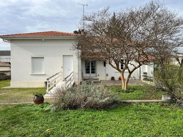 De plain-pied jolie maison de 120m2 entourée d'un jardin clos avec 2 garages