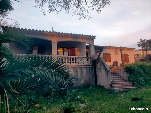 Villa le Brusc a fort potentiel, secteur résidentiel