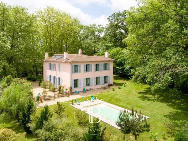PROCHE VILLAGE, MAISON DE MAÎTRE AVEC DÉPENDANCE