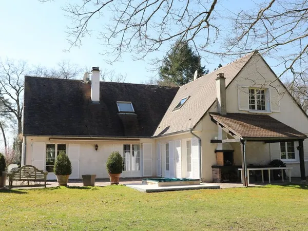 Vends maison 228m² Lamorlaye (Oise) sur un terrain arboré clos de murs d'environ 3230m²