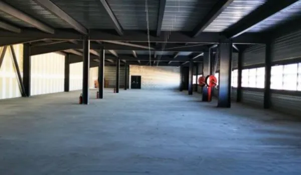 PLATEAU DE 1000 m2 - LA CRAU