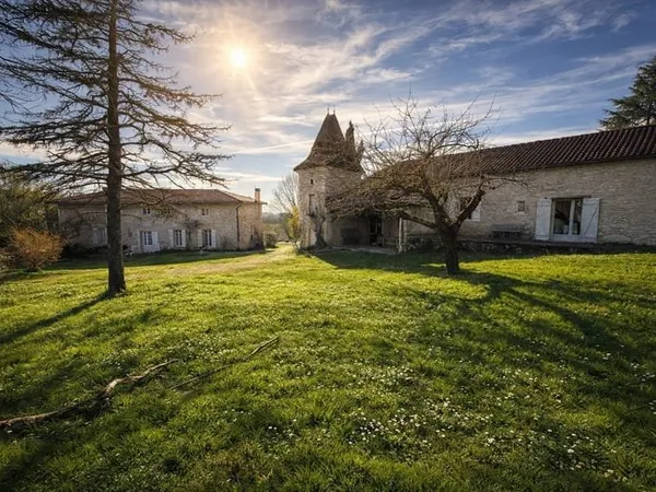 Propriété de caractère en pierre avec vue et lac
