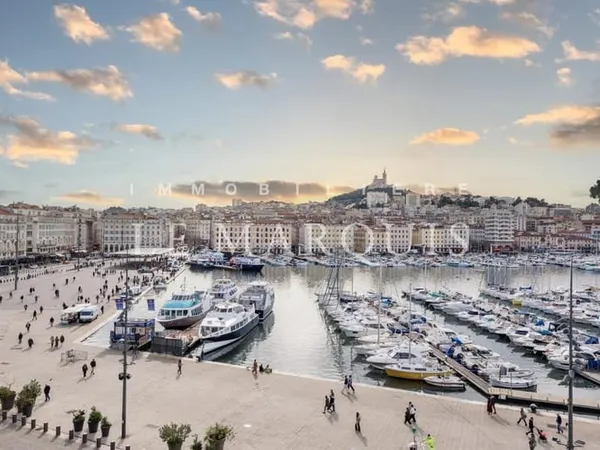 Vue exceptionnelle sur le Vieux-Port et Notre-Dame de la Garde