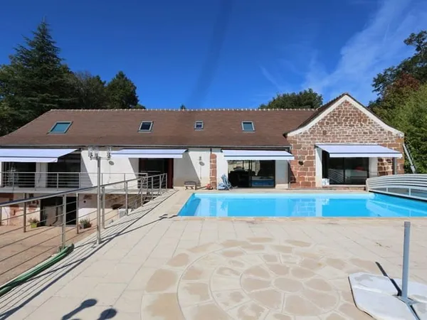 Maison en pierre avec piscine chauffé et terrain 17 hectares