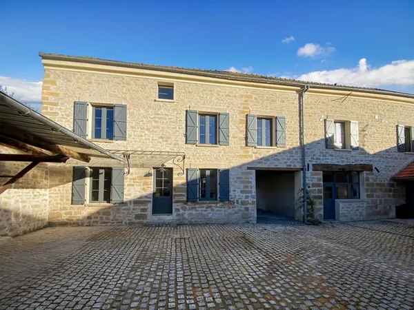 Maison dans ANCIEN CORPS DE FERME RENOVE 127 m1 avec 4 chambres et jardin.