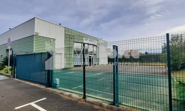 EXCLUSIF BOEN SUR LIGNON - Local commercial et entrepôt de 582.26 m²