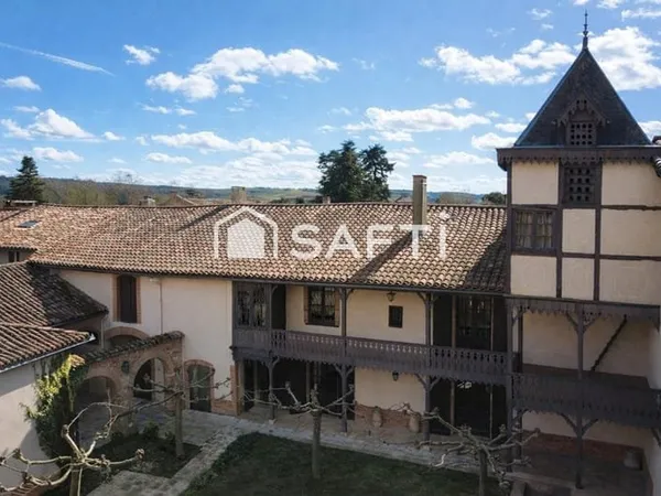Demeure du XVIème siècle au coeur du village.