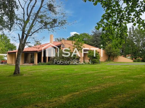 Maison d'architecte de 228 m2 édifiée sur une propriété de 7711 m2