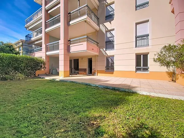 SAINT AYGULF T3 RESIDENCE AVEC PISCINE GARAGE CAVE