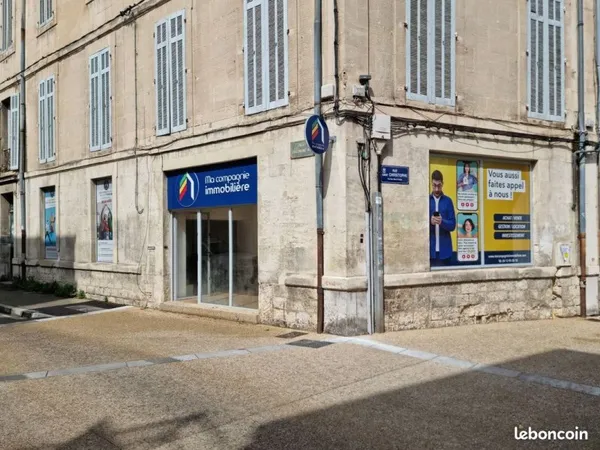 Opportunité Rare : Local Commercial d'Angle - Centre Historique d'Avignon