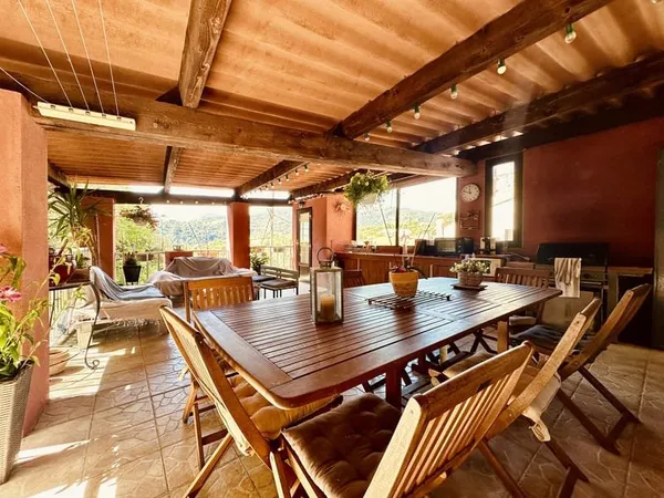 Charmante maison sur 2 niveaux avec terrasse en dernier étag