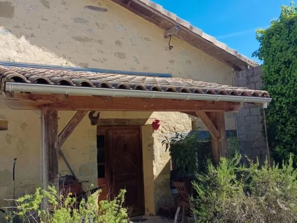 Maison en pierre rénovée avec dépendances et terrain de 8000