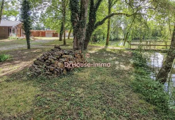 Chalet, avec écurie, étang et terrain de 1 hectare à Melleroy.