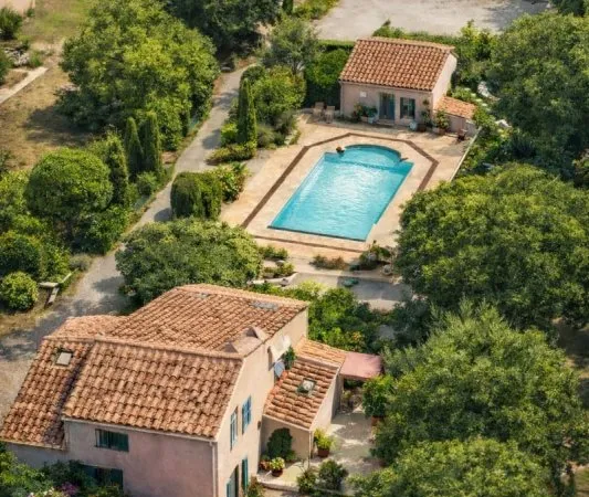 Art de vivre provençal Propriété de charme avec piscine et