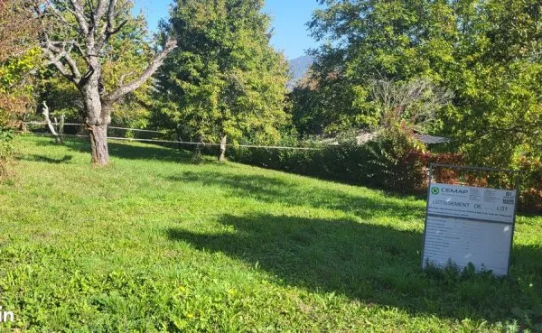 Terrain constructible à Saint Pierre de Mésage, viabilisé, 566 m2