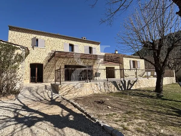 Mas en pierre de caractère dans la région de Vaison-la-Romaine
