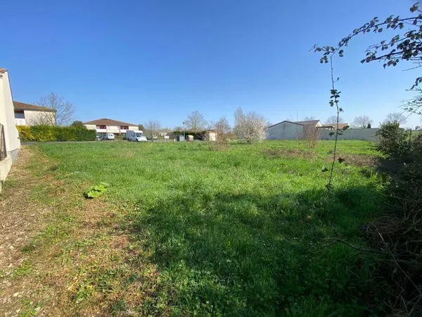 Terrain de 607 m² Saint-Jean-D'angély (17400)