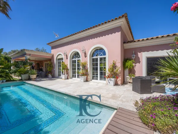 Villa de 225 m² de plain-pied au calme près des plages