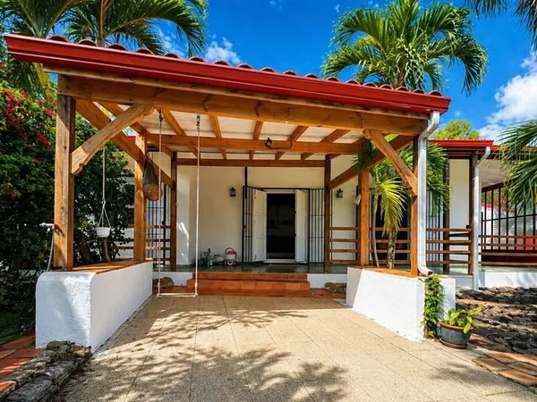 Les Abymes - Maison 8 pièces + Bungalow indépendant ? Piscine