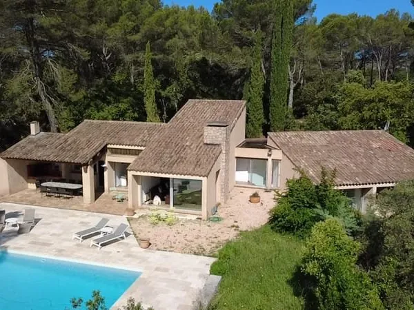Salernes belle maison d'architecte 5 pièces de 180 m² avec piscine au calme, cave