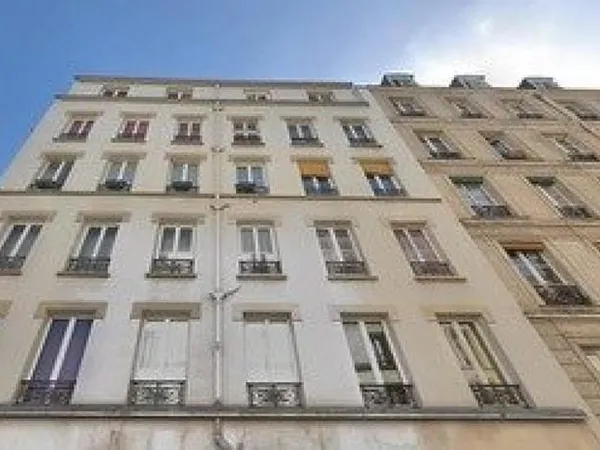Studio lumineux dernier étage Paris 11e
