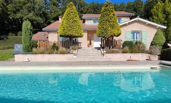 Maison individuelle avec piscine et grand terrain