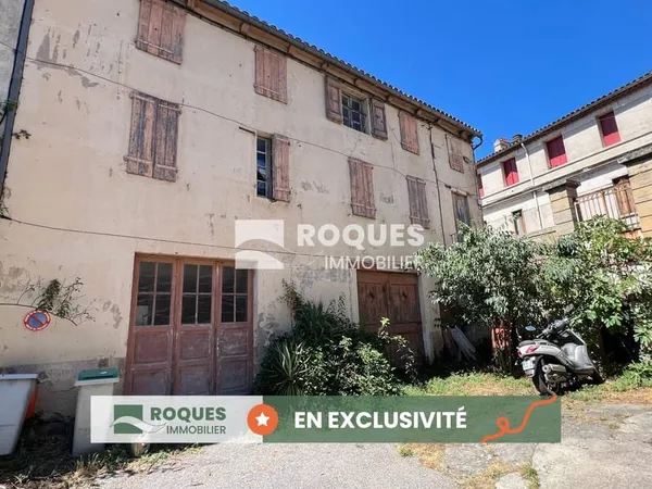 Maison avec garage et extérieur