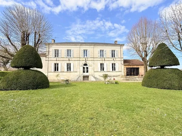 Ancienne distillerie de Cognac au coeur d'un beau village au milieu des vignes.
