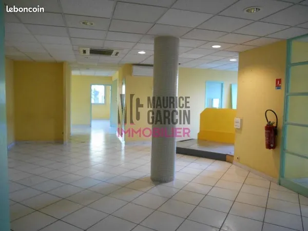 Local 134 m² Carpentras