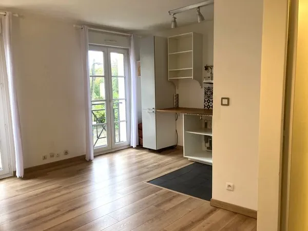 FONTAINEBLEAU - STUDIO SPACIEUX AVEC CAVE - EN RESIDENCE