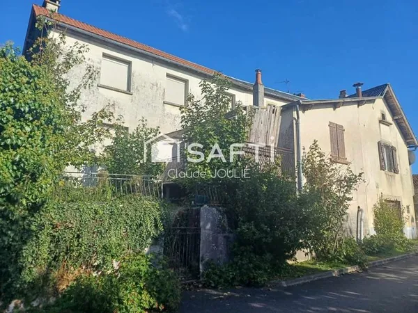Située dans le charmant village de Sainte-Croix , à 10mn des portes de Villefranche de Rouergue.