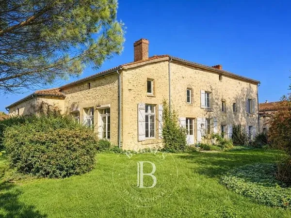 La Châtaigneraie (85) - Maison de caractère en village avec ses dépendances- Terrain de 2713 m²