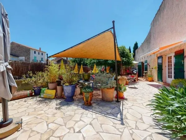 Maison de centre ville avec jardin et dépendance sur double niveau ( R+1) avec piscine, parcelle 