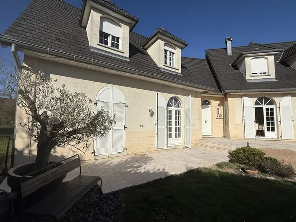 Maison familiale 5 chambres 260 m2 avec jardin arboré et ter