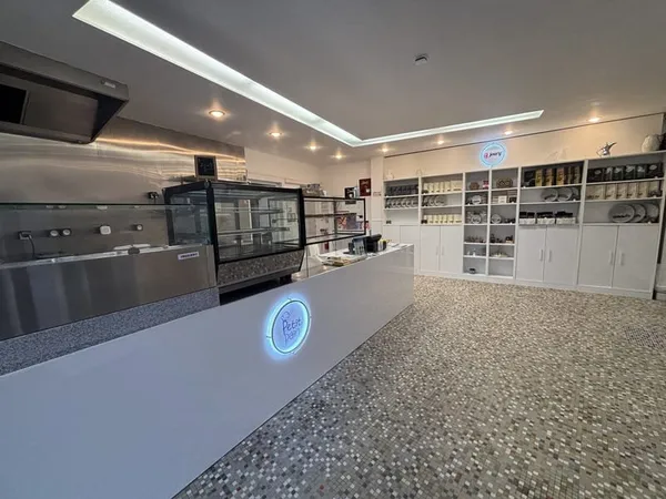 Local commercial avec appartement / bureau attenant idéal