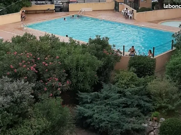 Rez-de- jardin T 2 piscine + climatisation