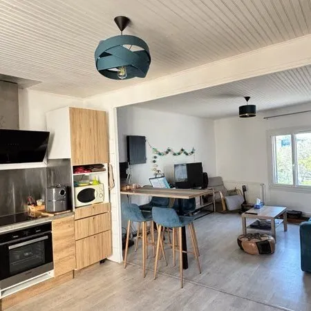 Maison avec grand garage et extérieurs