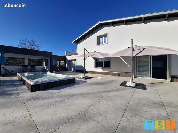 Maison 8 pièces 260 m²