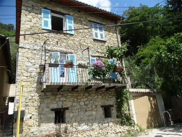 Jolie Maison en pierre implantée dans la vallée de l'Estéron