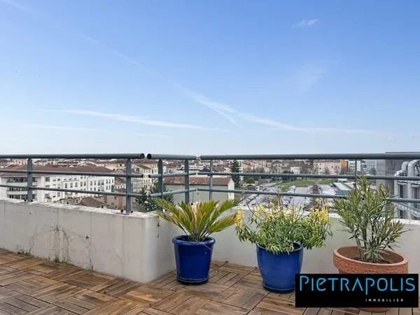 Magnifique T3 loué meublé. 82 m2 et 27 m² sur 2 terrasses, 8e