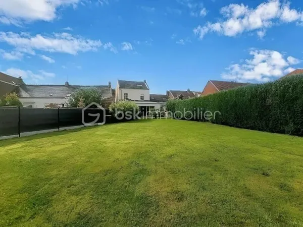 MAGNIFIQUE MAISON SEMI-INDIVIDUELLE PLEINE DE CHARME et BAIGNÉE DE LUMIÈRE, AVEC GRAND JARDIN, AU CA