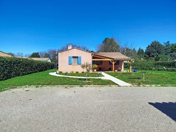 Maison Regusse individuelle de plain-pied de 82 m2 avec garage de 45 m2 sur une parcelle de 1115 m2