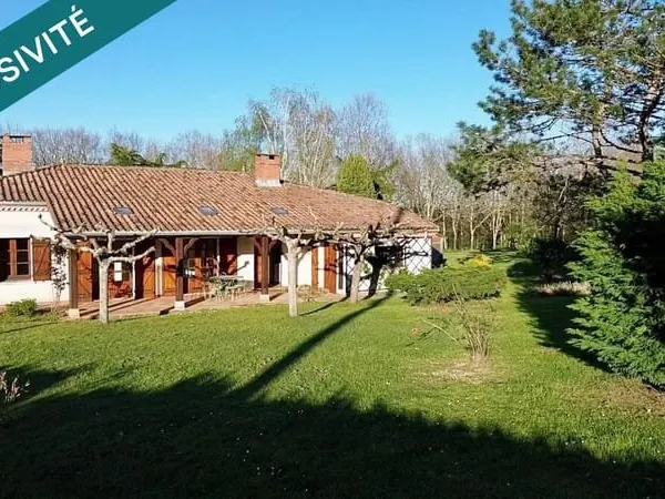 Maison traditionnelle avec grand terrain