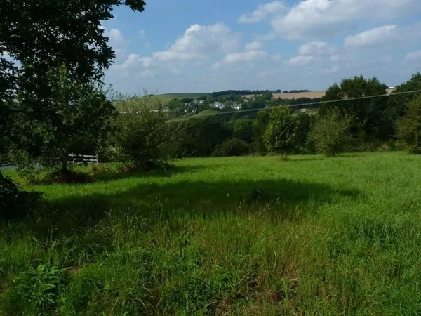 CARHAIX : Quartier calme, résidentiel avec une vue sur la vallée, terrain constructible de 2278m²
