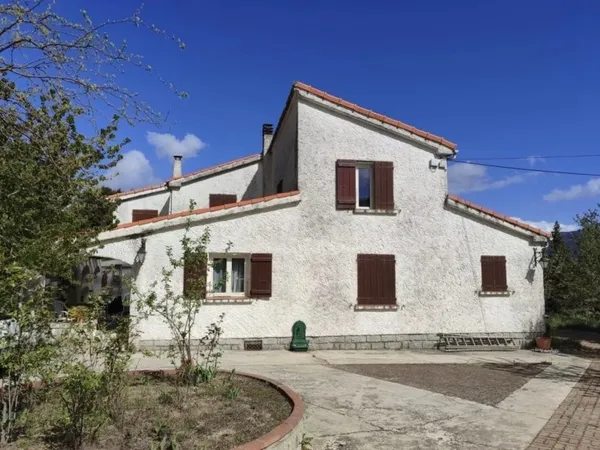 Maison accompagnée de 2 appartements loués
