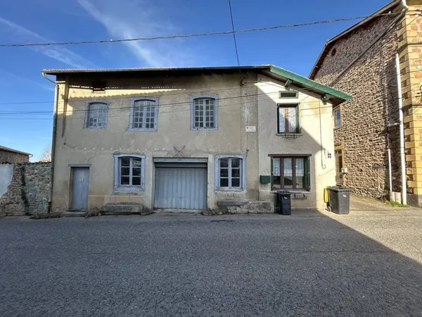 Ensemble immobilier élevé sur 2 niveaux avec terrain attenan